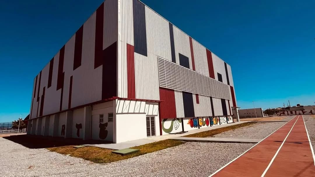 Piscina pública semiolímpica entregue pela CBS, com raias demarcadas e blocos de partida